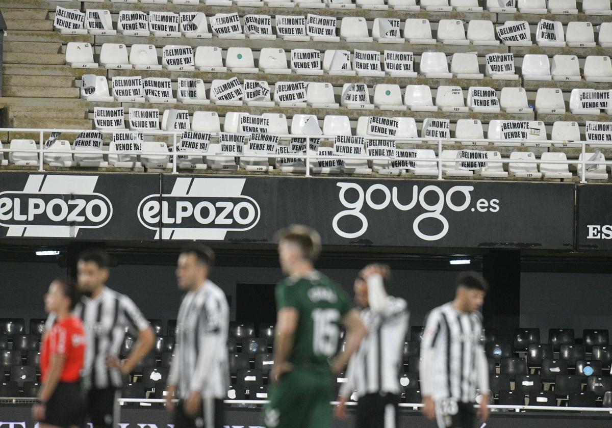 Pancartas contra Belmonte en el fondo norte durante el Cartagena-Eibar.