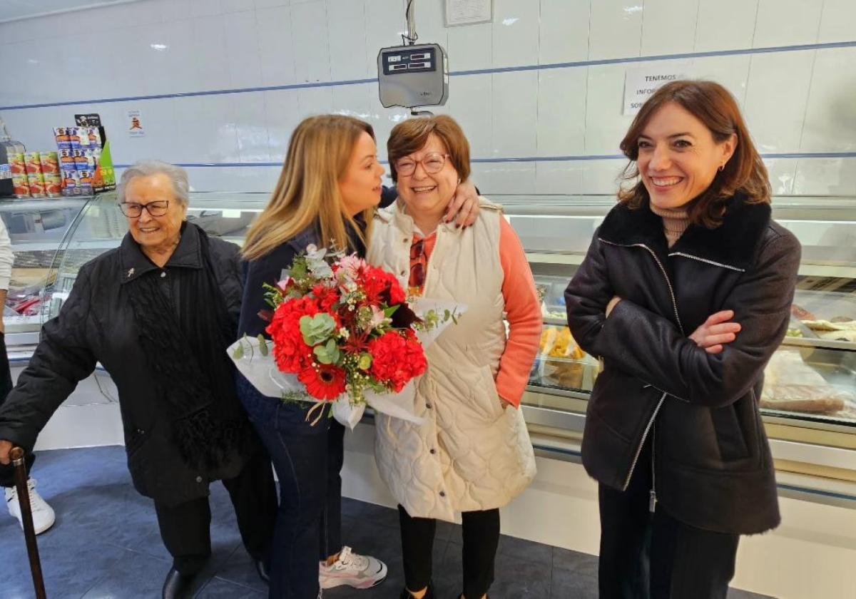 Ramona González, con un ramo, tras comunicarle su reconocimiento.