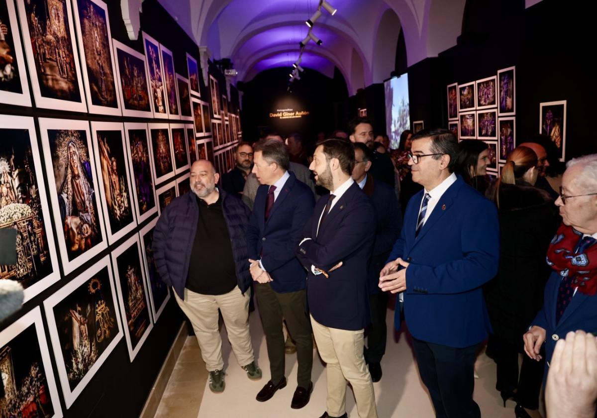 El fotógrafo David Giner, el alcalde, el director general del Itrem, Latorre y el presidente de la Fundación Paso Morado, ayer, en el museo.