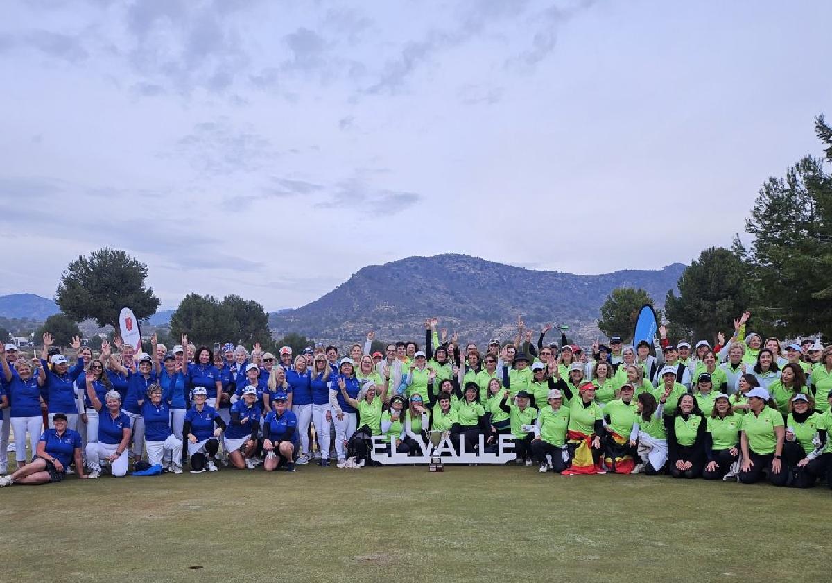 112 guerreras. Las participantes del desafío, con sus equipaciones; azul para el combinado del resto del mundo y verde para las murcianas.