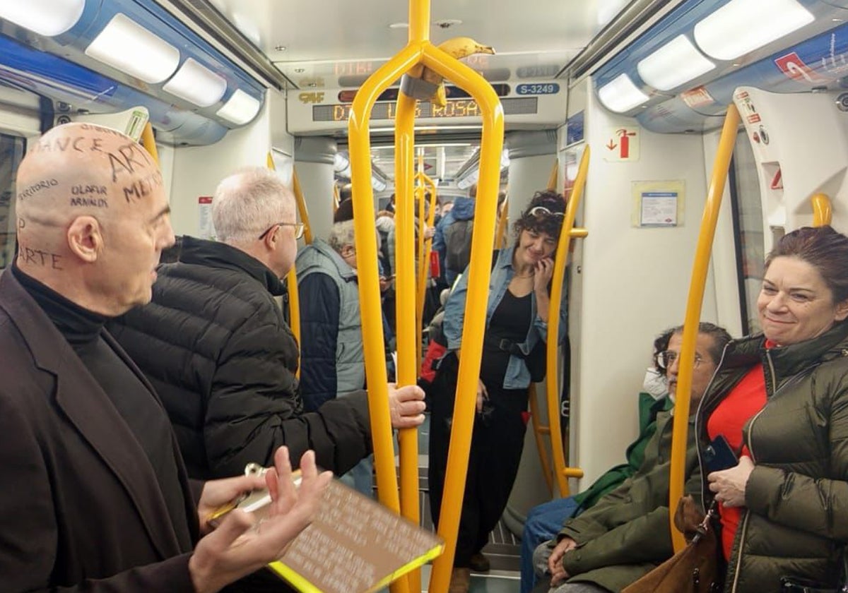 Dómix Garrido durante la performance en el Metro de Madrid este viernes.