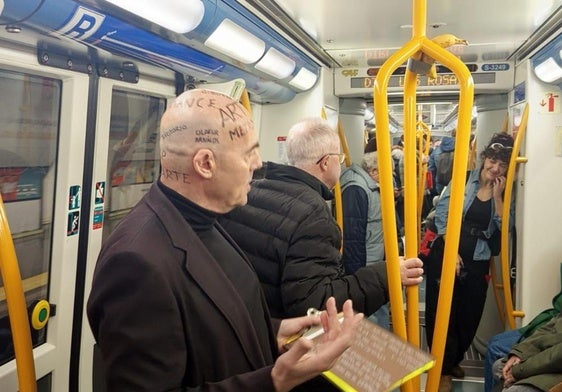 Dómix Garrido durante la performance en el Metro de Madrid este viernes.