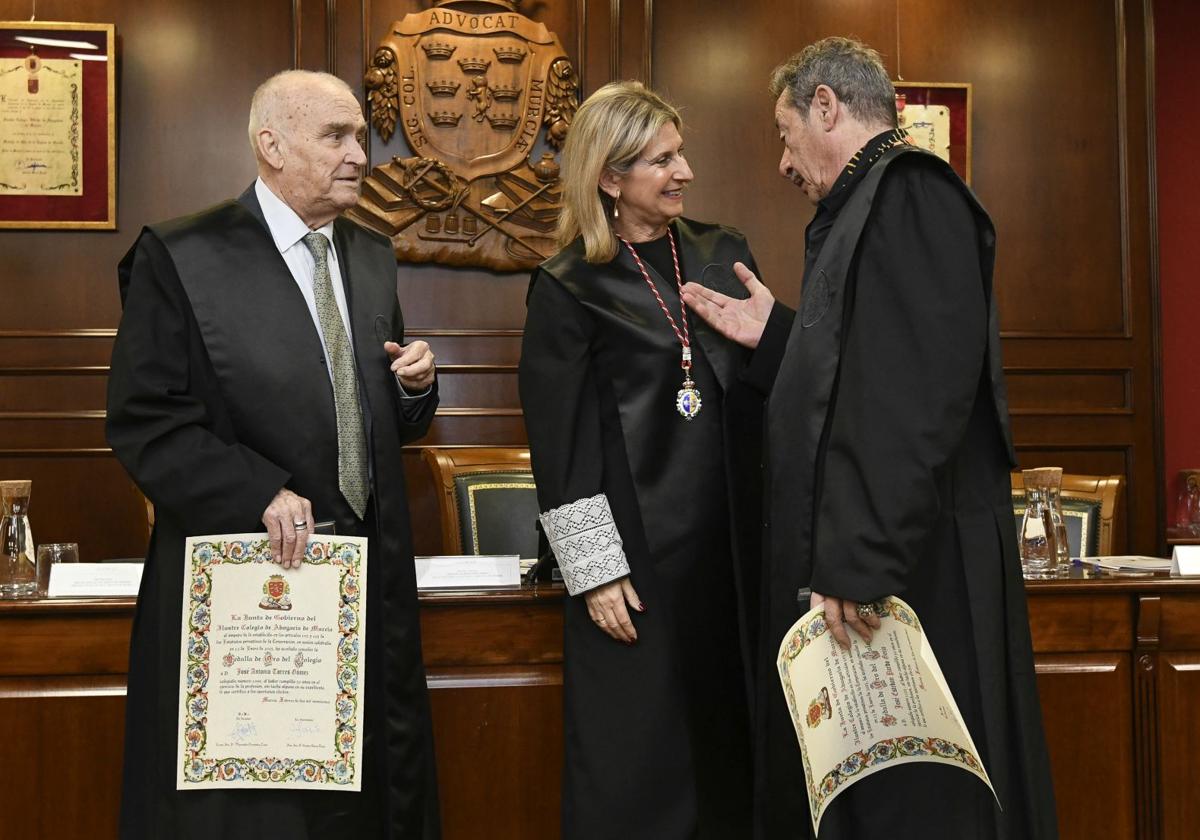 José Antonio Torres Gómez y José Esteban Pardo Geijo reciben el reconocimiento de los letrados, este viernes, en la conmemoración de San Raimundo de Peñafort.