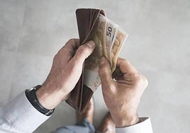 Una cartera con dinero.