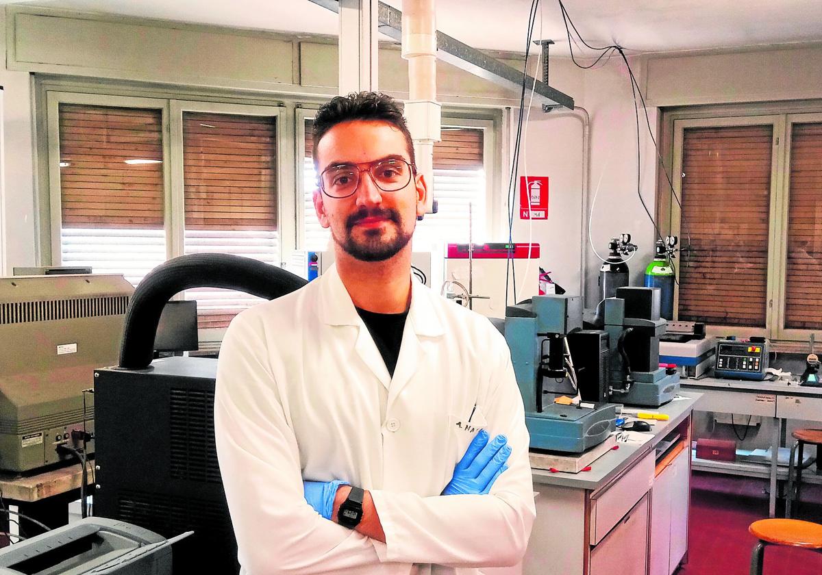 El investigador Arián Matencio Durán, en el laboratorio.