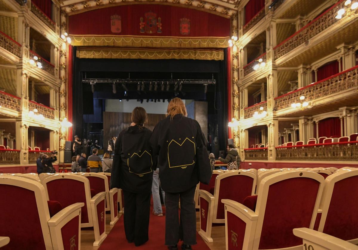 Un grupo de visitantes, este sábado en el Teatro Romea.