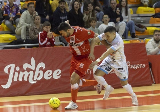 El cierre Tomaz avanza con el balón perseguido por Douglas, este viernes, en el Palacio.