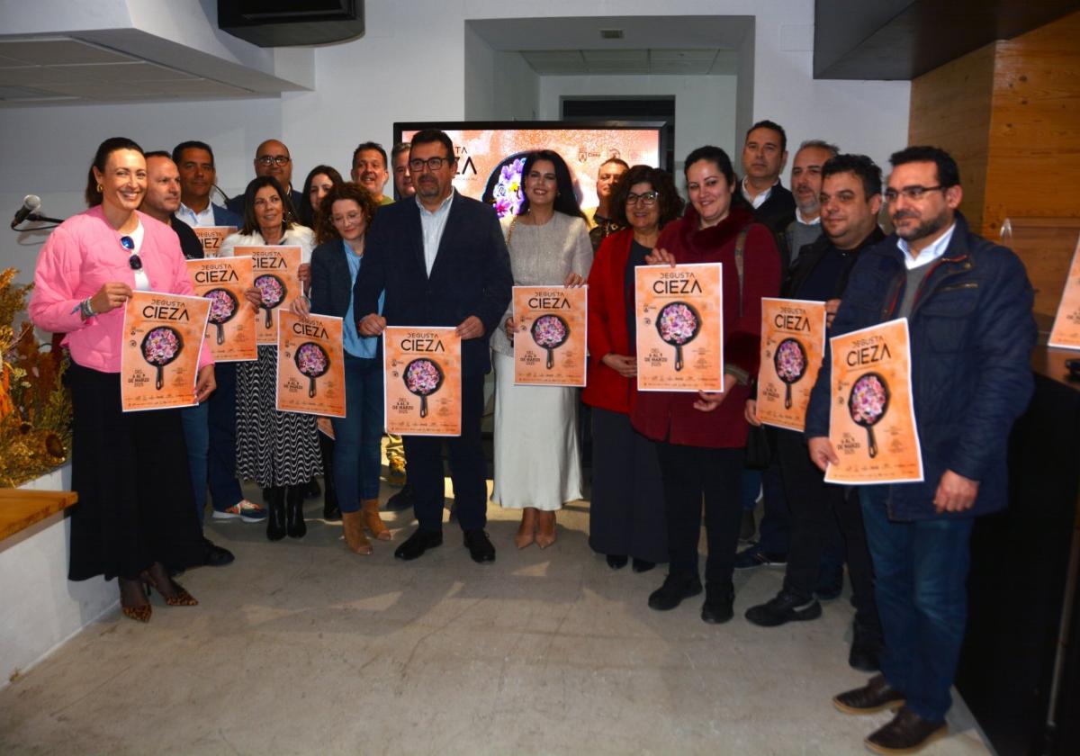 Autoridades y representantes de los restaurantes participantes en la feria, ayer, en la presentación.