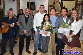 El presidente del Bando Cristiano junto a los Reyes, los Infantes de Castilla y el Cristiano del Año delante de la rondalla de San Juan