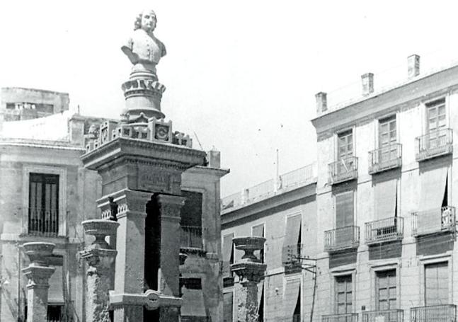 Deterioro. Pocos años más tarde de su inauguración ya le faltaban al monumento las rejas y no vertía agua la fuente pública.