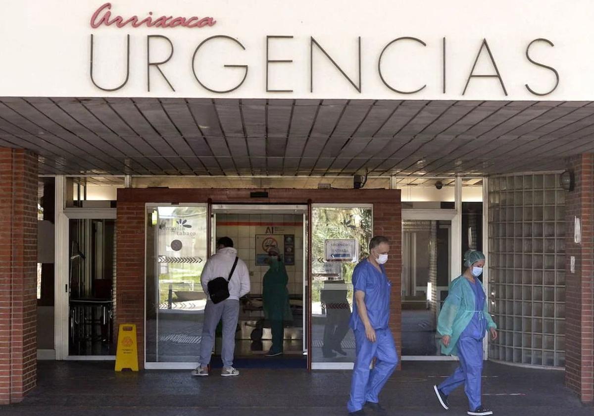 Dos sanitarios en la puerta de Urgencias de La Arrixaca, en una imagen de archivo.