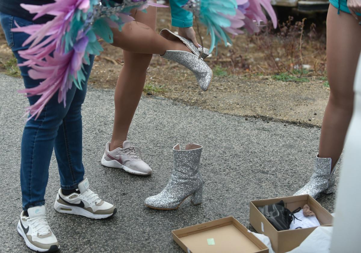 Imagen de archivo de unas chicas cambiándose el calzado tras la suspensión de un desfile de carnaval.