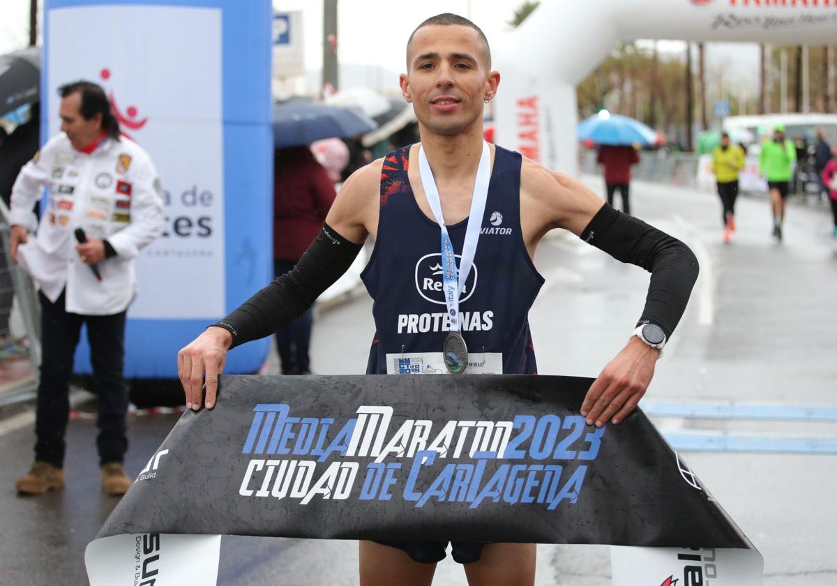 Estanislao Lorencio, este domingo, celebrando su triunfo en Cartagena.