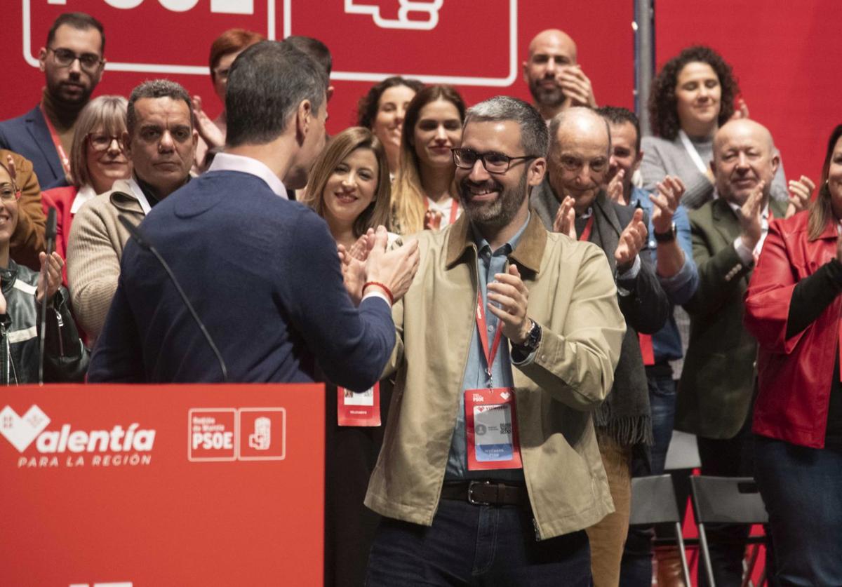 Pedro Sánchez y Francisco Lucas, este domingo, dándose la mano en Cartagena.