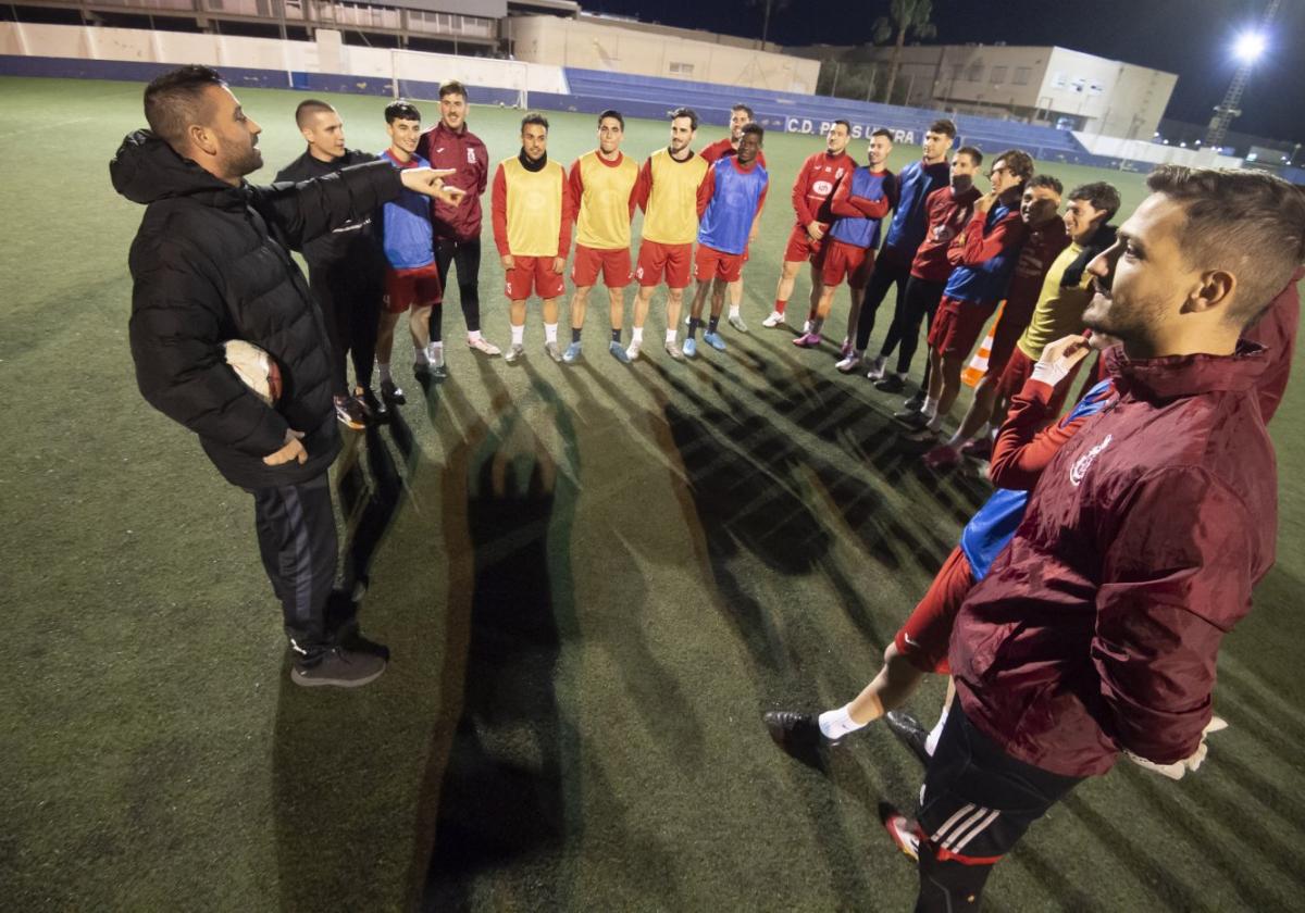 Un equipo de autor. Jesús Zapata, técnico delAtlético Santa Cruz, da indicaciones a sus pupilosantes de la sesión de este jueves.