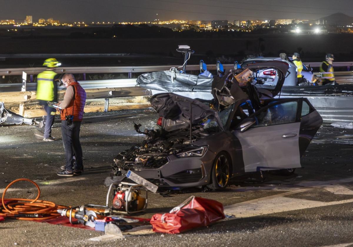 El coche en el que viajaban los dos fallecidos (en primer plano) y la planeadora tras el accidente.