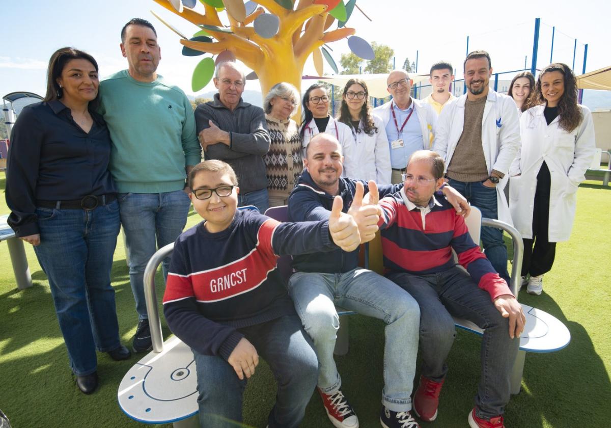 José Angel García, Pedro Molina y EloyTudela, sentados. Detrás, sus familias y el equipo de Salud Medioambiental, encabezado por Juan Antonio Ortega, esta semana en La Arrixaca.