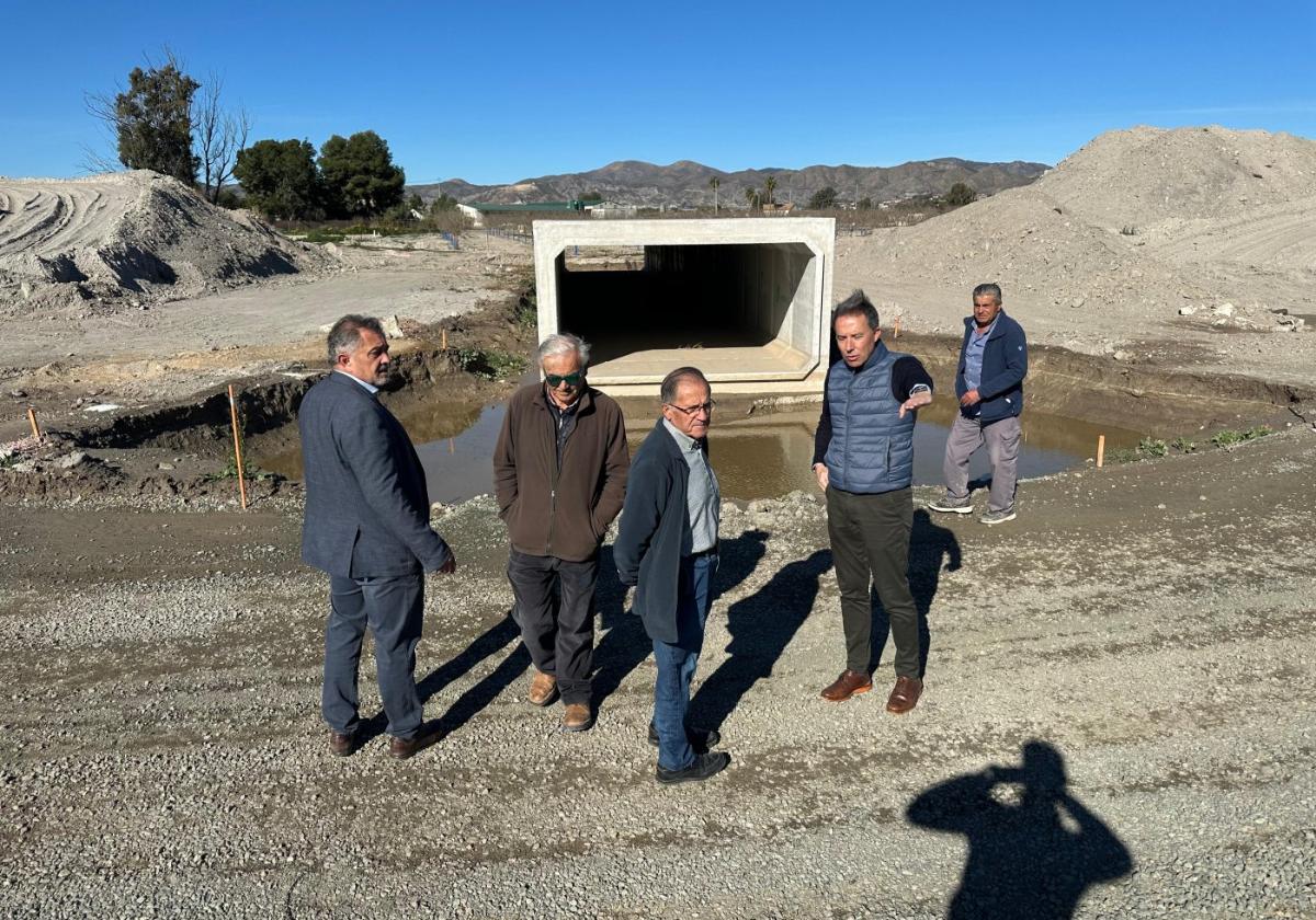 El alcalde (2d) ante uno de los pasos de agua preparados en las obras del AVE en la rambla de La Torrecilla, acompañado de representantes vecinales.