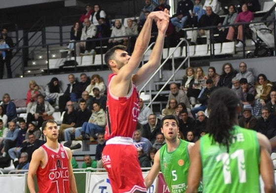 Lanzamiento de dos de Álex Jordá, MVP de los albinegros, ayer.