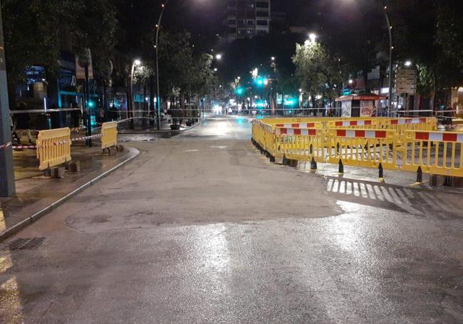 Estado de la Gran Vía tras aplicar hormigón en la zona dañada, este domingo por la noche.