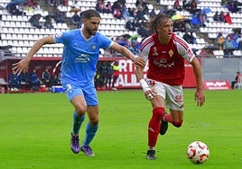 Pedro Benito conduce el balón en el partido contra el Ibiza.