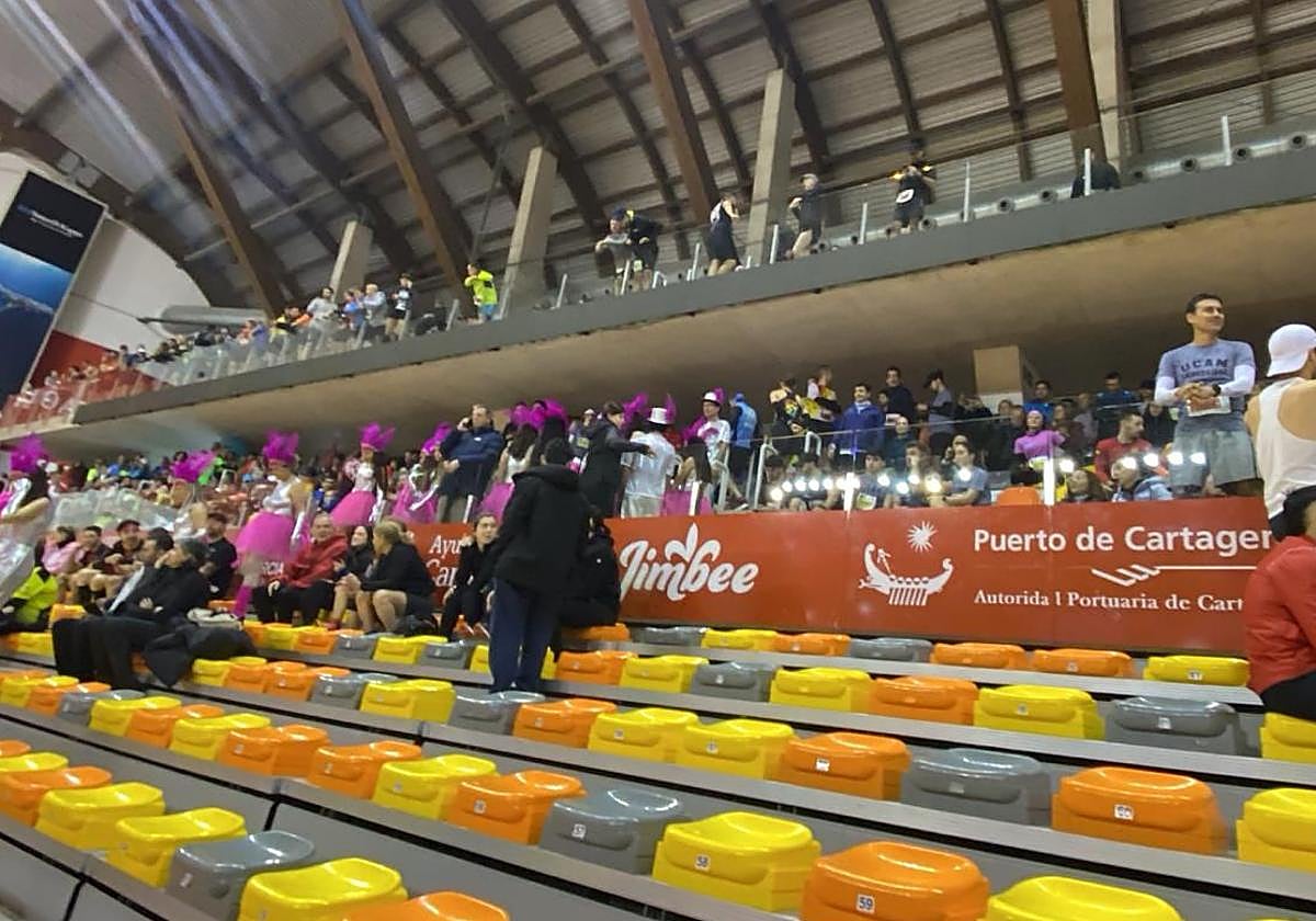 Los corredores de la Media Maratón de Cartagena esperan en el Palacio una decisión sobre la carrera.