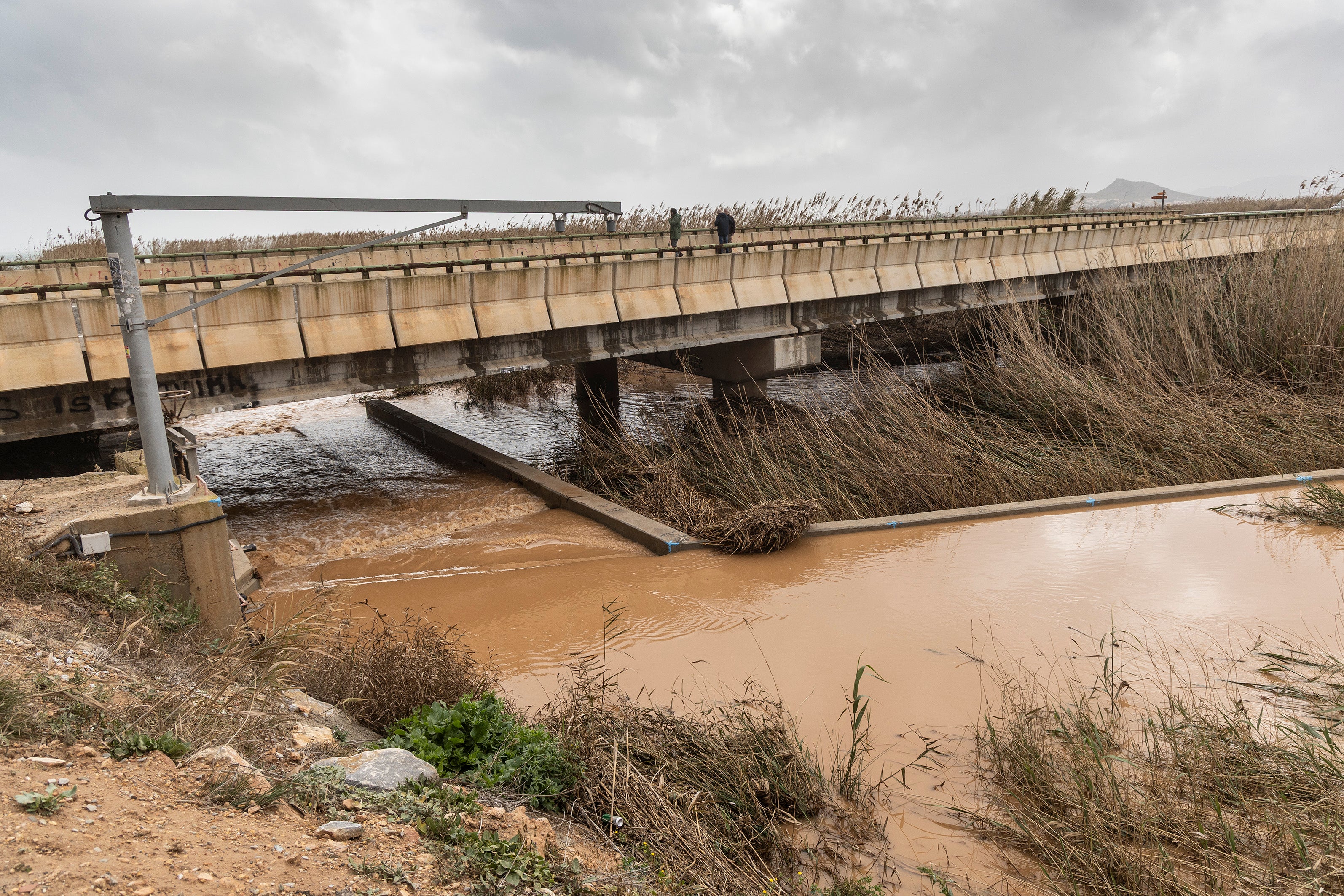 La entrada de agua al Mar Menor a través de la rambla del Albujón, en imágenes