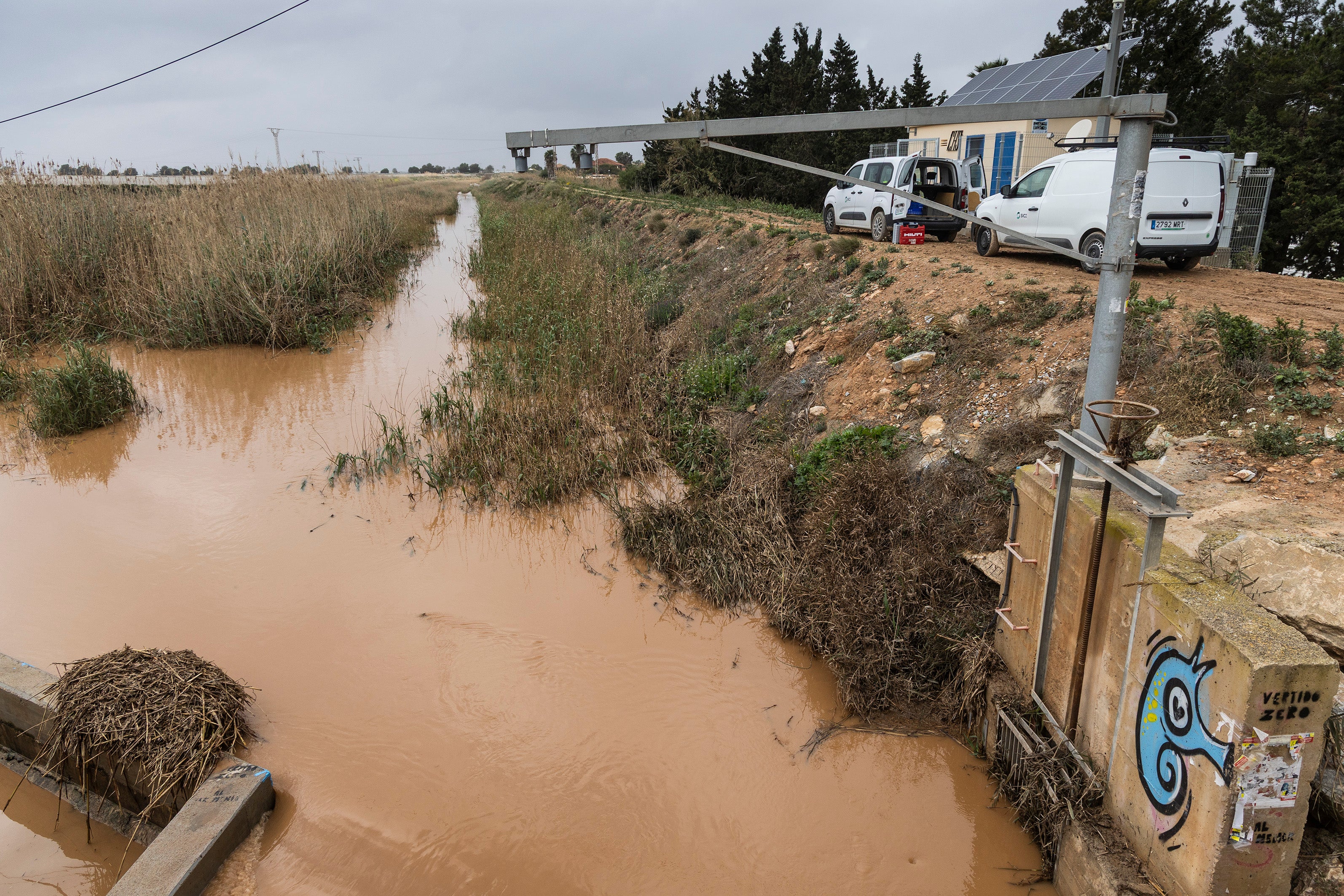 La entrada de agua al Mar Menor a través de la rambla del Albujón, en imágenes