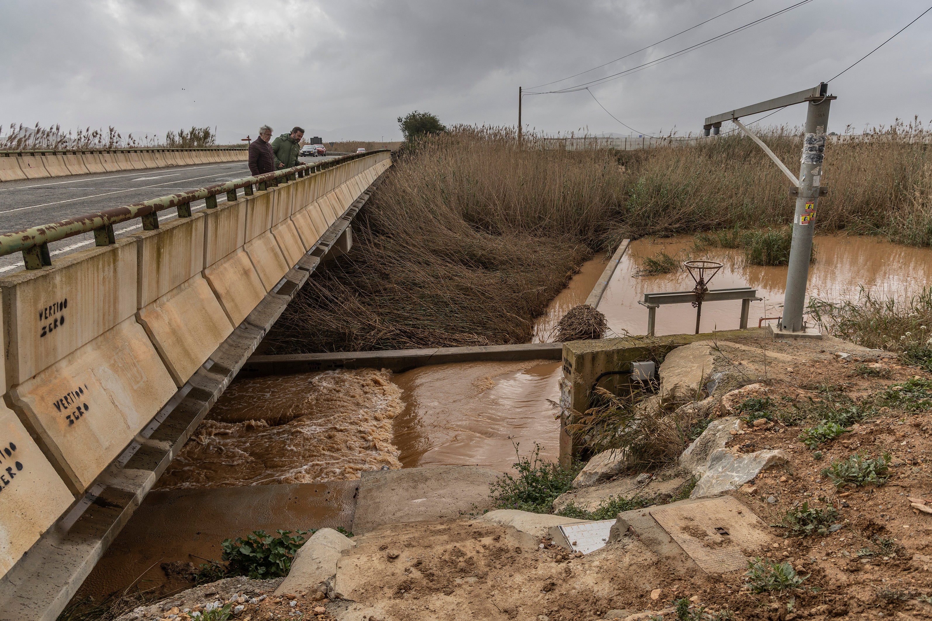 La entrada de agua al Mar Menor a través de la rambla del Albujón, en imágenes