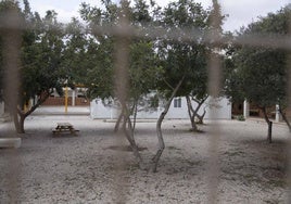 Tres aulas prefabricadas instaladas en el patio del instituto Los Molinos, unos módulos que llevan en ese lugar casi una década.