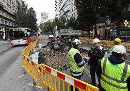 Un autobús circula junto a la zanja abierta en Gran Vía.