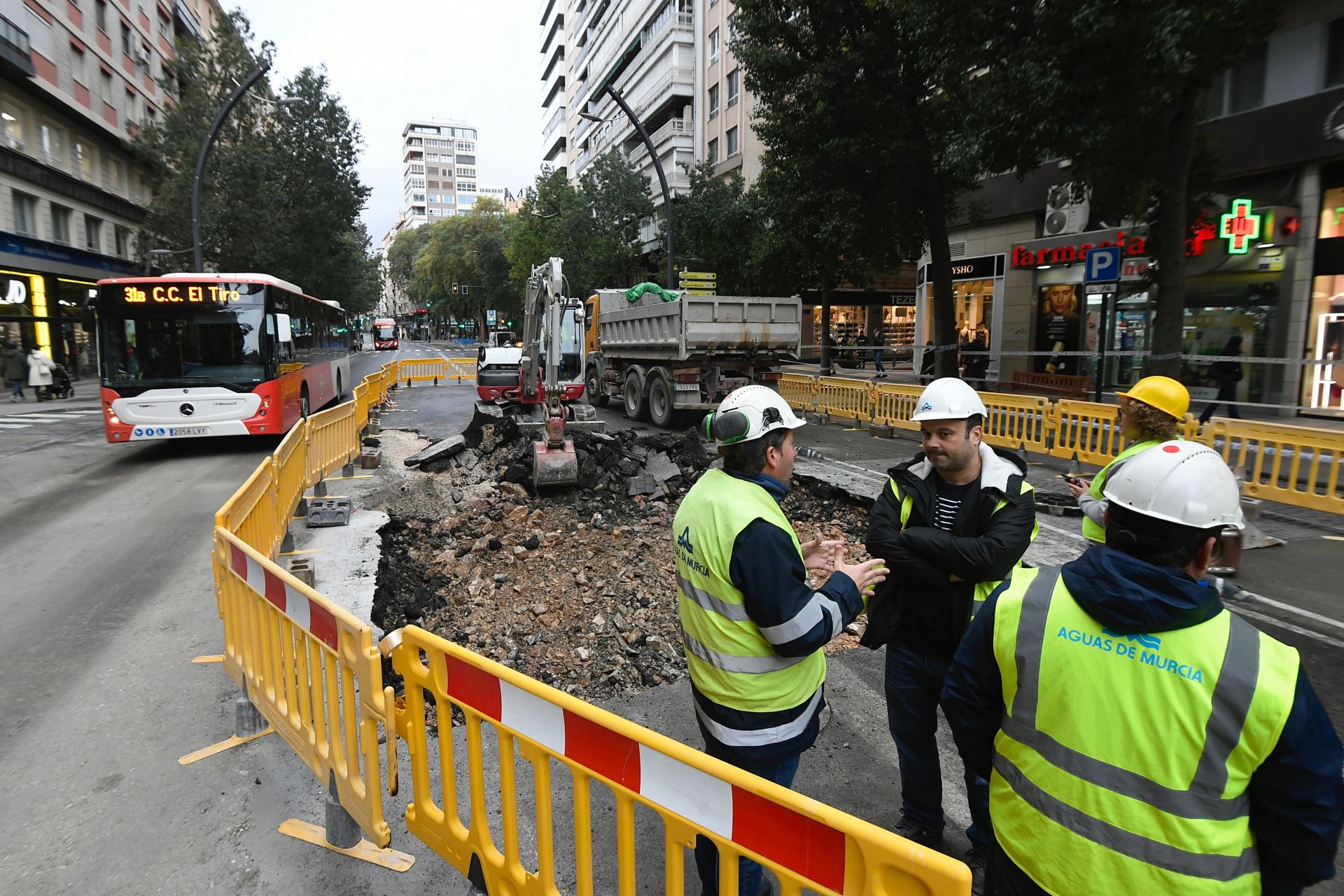 Un autobús circula junto a la zanja abierta en Gran Vía.