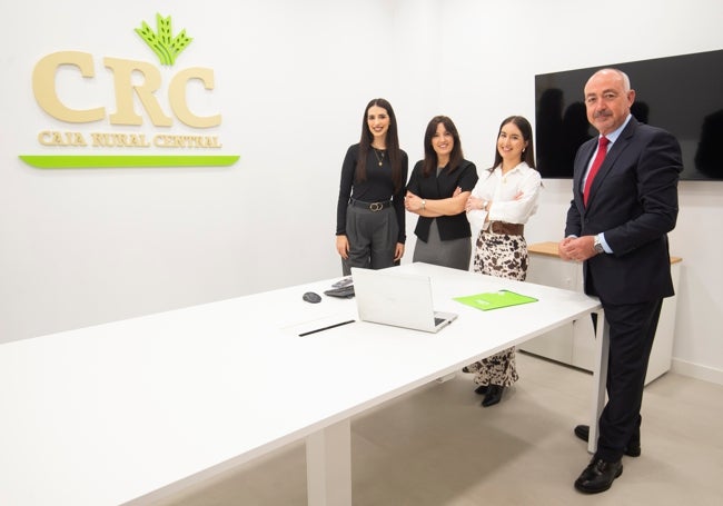 Reunión de trabajo del equipo de la nueva oficina de Las Torres de Cotillas.