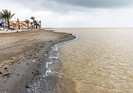 Aspecto del Mar Menor tras el barro arrastrado por la rambla del Albujón.