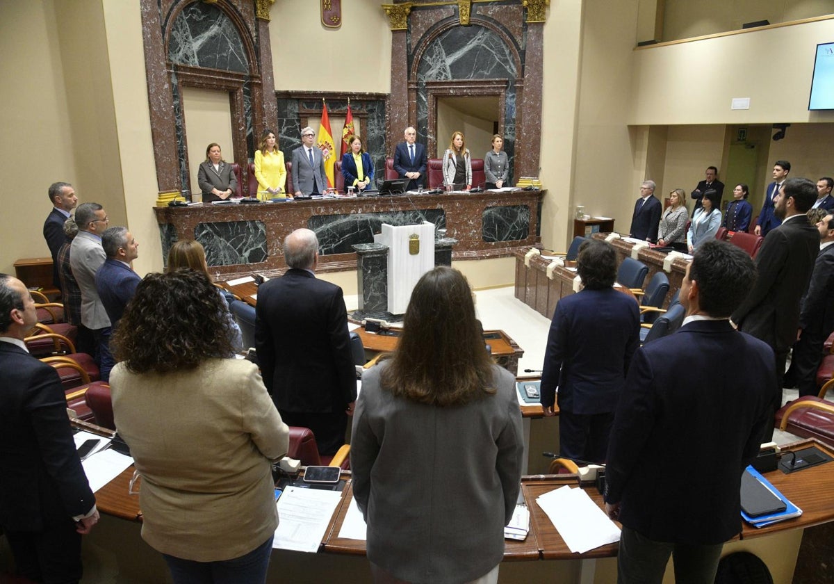 El Pleno de la Asamblea Regional guardó un minuto de silencio, este martes, por el fallecido en Lorca a consecuencia de las lluvias torrenciales.