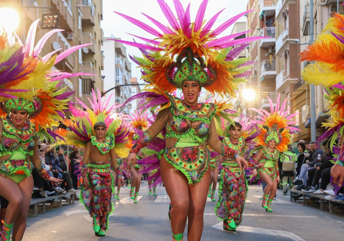 Una de las comparsas que han hecho disfrutar a los asistentes al primer desfile de Carnaval de Águilas este martes.