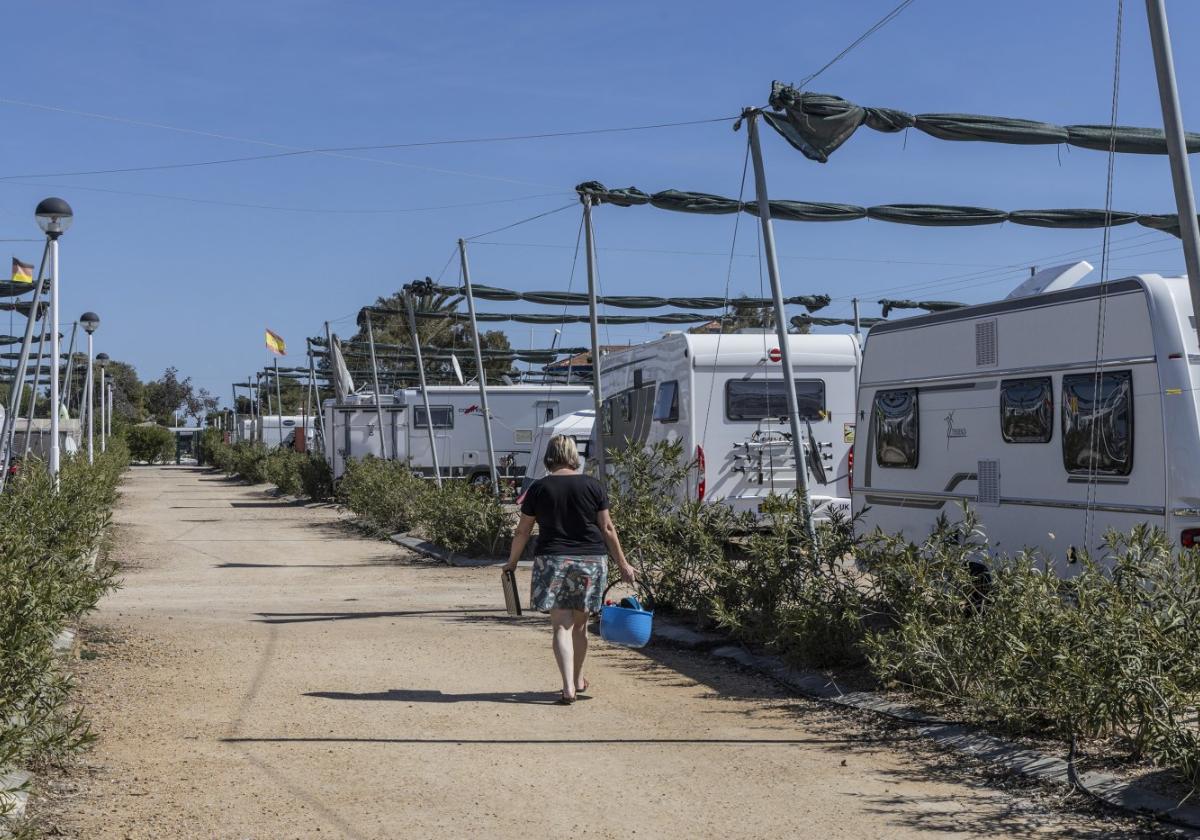 Una mujer pasea por el camping Mar Menor, en Cartagena, en una foto de archivo.