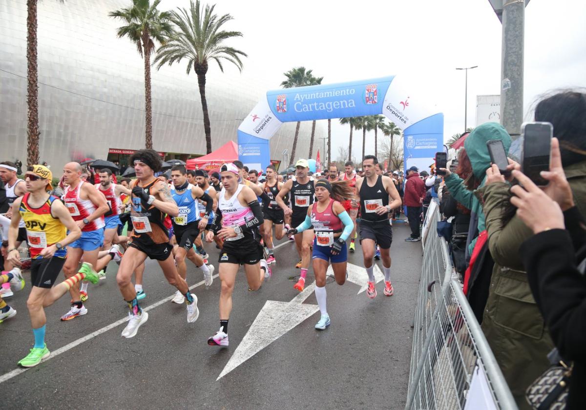 La media maratón, el domingo, a su salida desde el Palacio de Deportes.