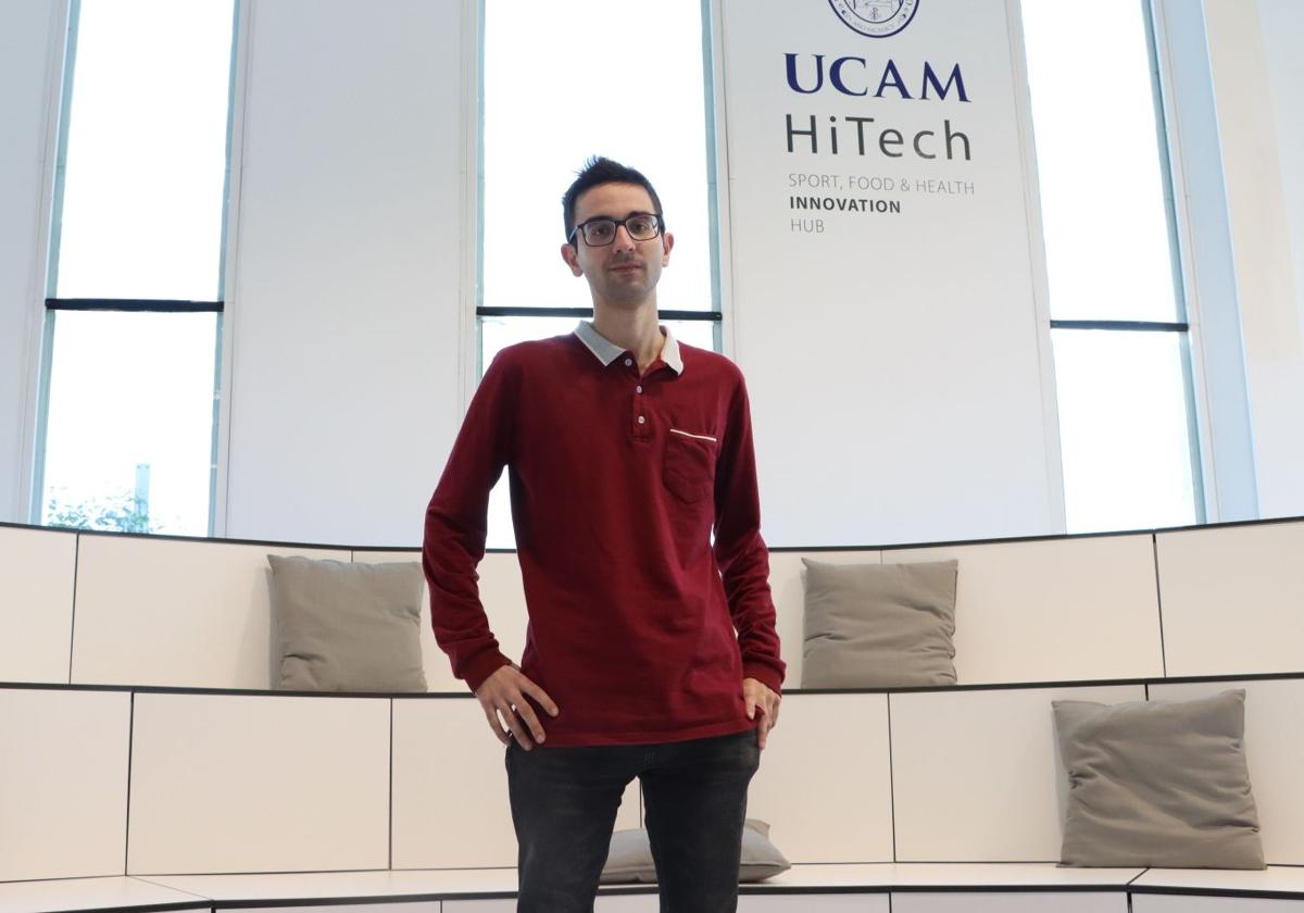 El investigador Alejandro Rodríguez en las instalaciones de UCAM HiTech.