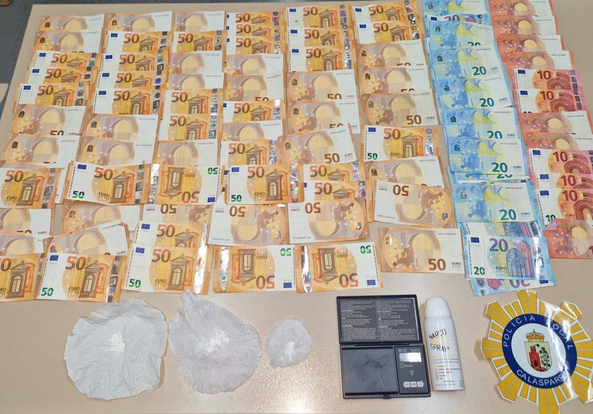 El dinero y la droga incautada por los agentes.