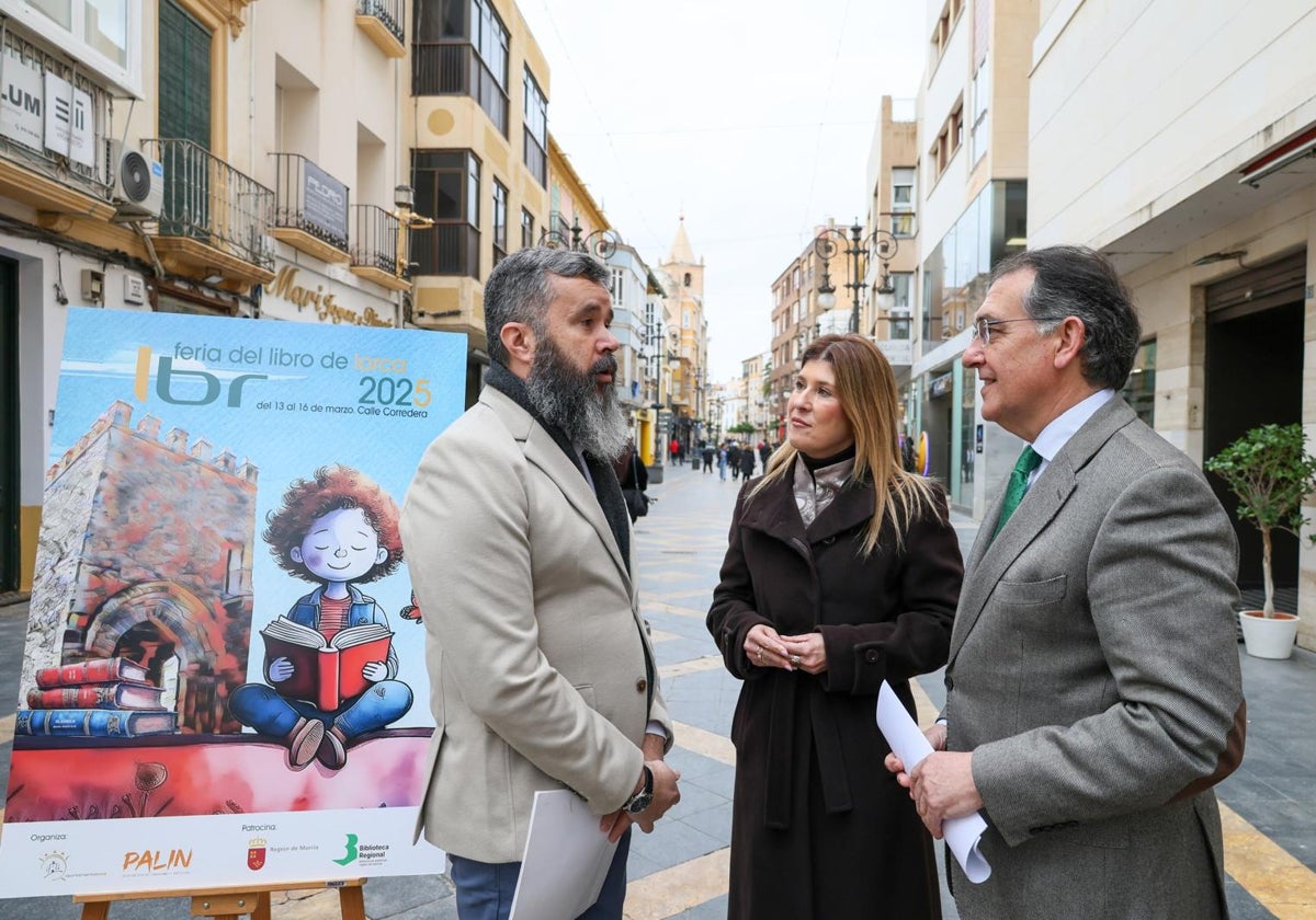 El presidente de la Asociación Palín, Jesús Boluda del Toro, y los concejales de Educación y Cultura, Rosa Medina y Santiago Parra, en la presentación de la Feria del Libro en la calle Corredera.