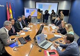 Reunión del Gobierno regional en el Centro de Coordinación de Emergencias por las lluvias previstas este miércoles.
