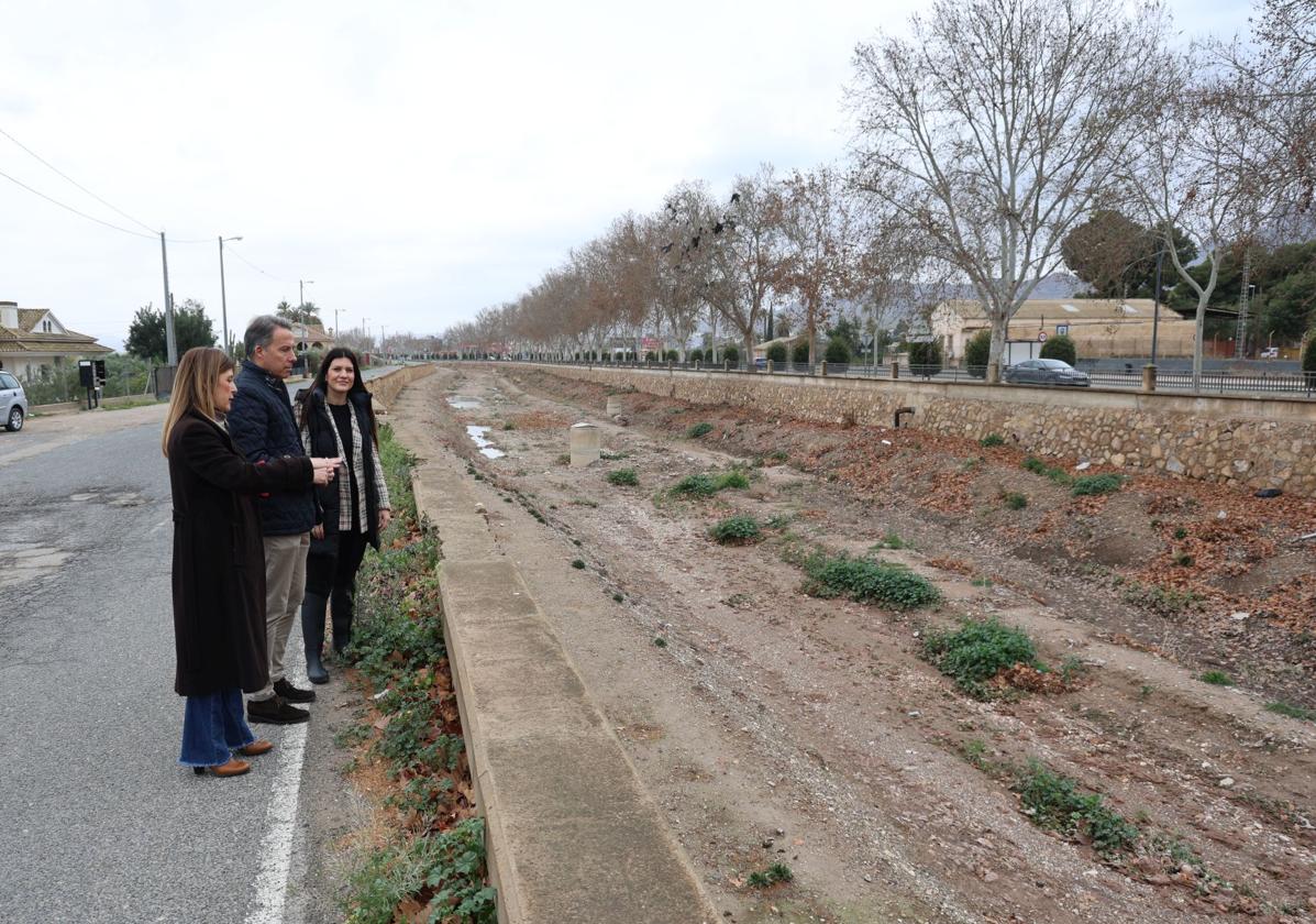 El alcalde y las concejalas de Desarrollo Local y Medio Ambiente en la rambla de Tiata, en la que se prevé construir un corredor verde.