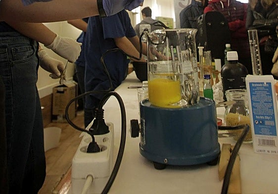 Alumnos durante una feria científica en una imagen de archivo.