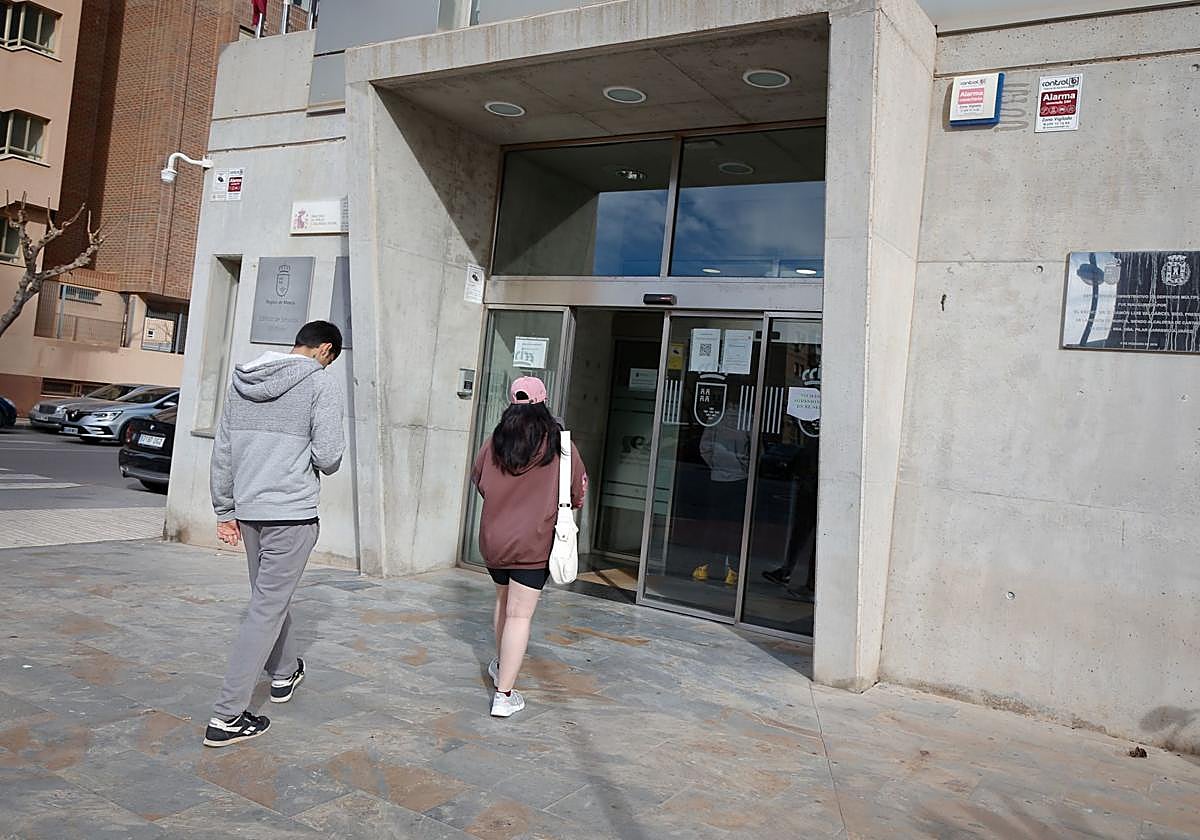 Gente entrando en la oficina de empleo de Cartagena en una imagen de archivo.
