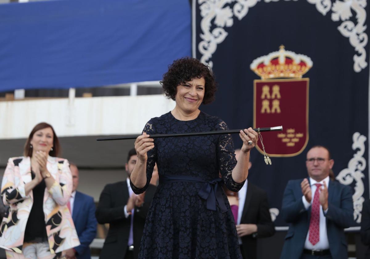 La alcaldesa de Puerto Lumbreras, María Ángeles Túnez, durante su toma de posesión.