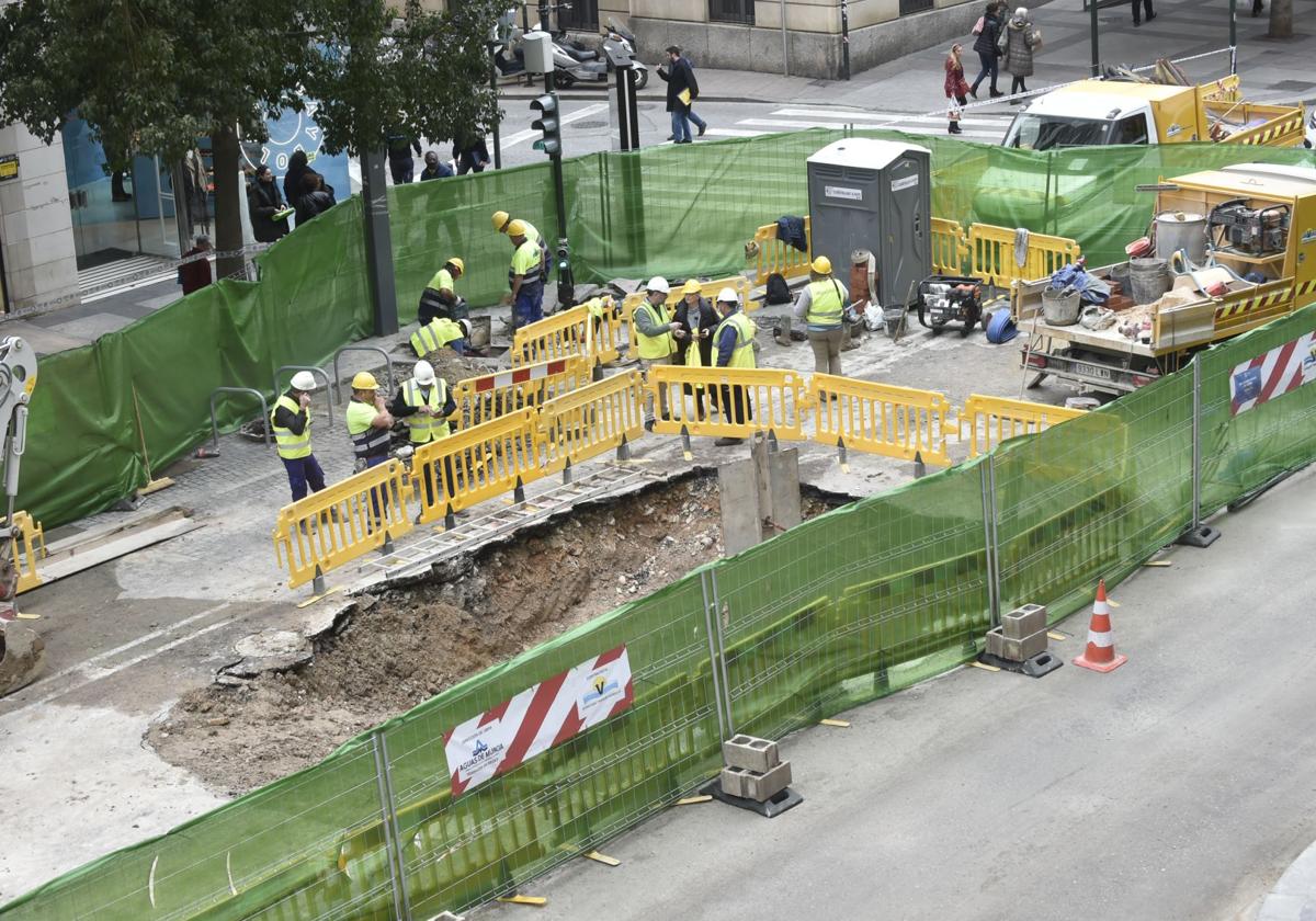 Los operarios, este martes, trabajando en la Gran Vía.