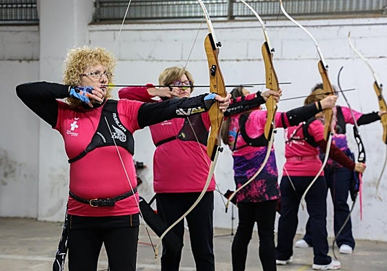 Entrenamiento. Las Flechas Rosas de Lorca, en pleno ensayo en las instalaciones del pabellón de las Alamedas de Lorca