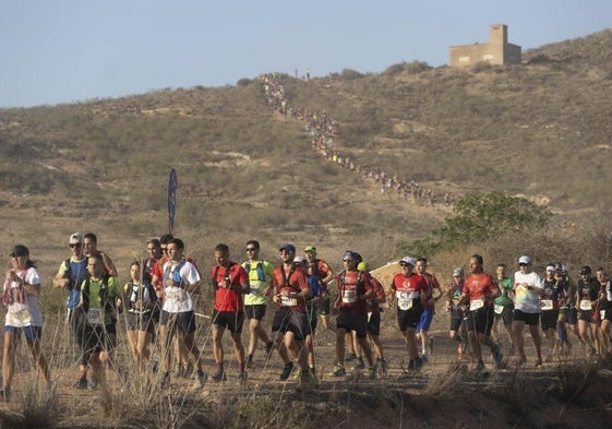 Una gran hilera de participantes de la Ruta de las Fortalezas desciende por el campo de tiro de Vista Alegre en la edición del año pasado.