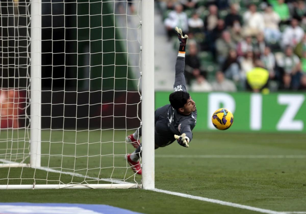 Pablo Cuñat detiene el penalti en el Martínez Valero que no evitó el gol en el rechace.